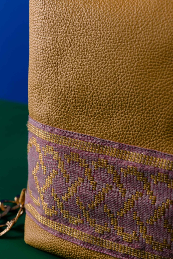 χειροποιητο Backpack με Δερμάτινη υφή και χειροποίητο υφαντό μοτίβο “Χρυσάνθη”