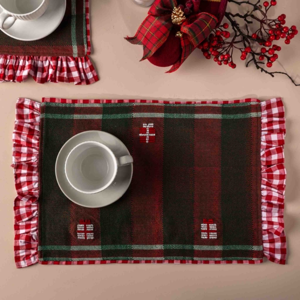 Christmas placemats with embroidered gifts