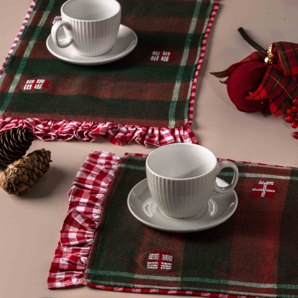 Christmas placemats with embroidered gifts
