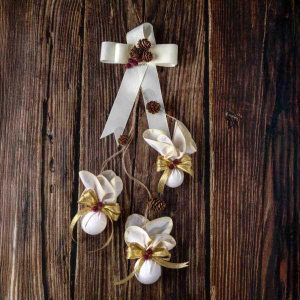 Christmas decorative piece with baubles