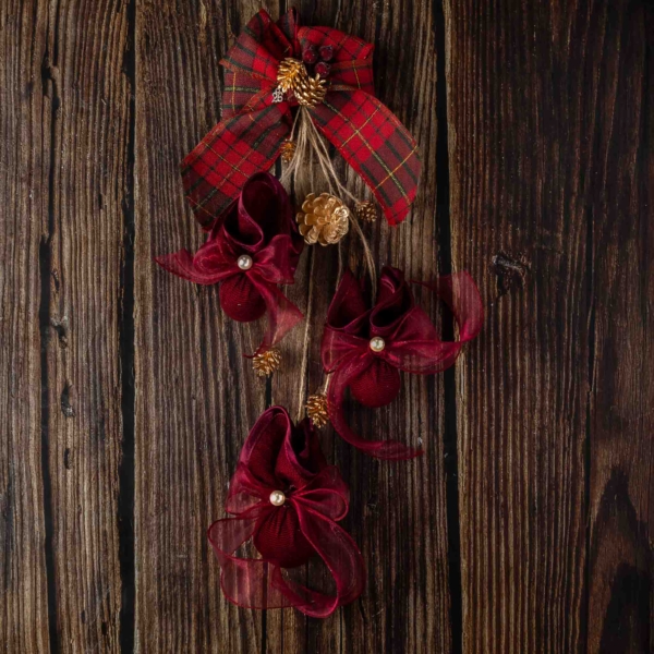 Christmas decorative piece with baubles 01