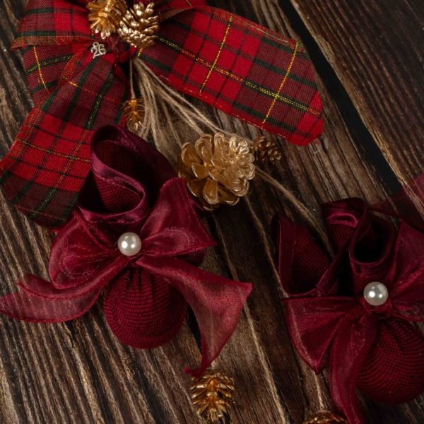 Christmas decorative piece with baubles 01