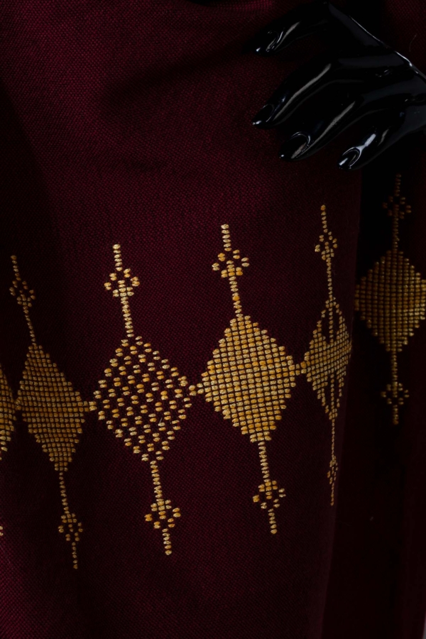 Handmade woven sofa throw in a burgundy shade with bronze diamond pattern “Imperial Bordeaux”